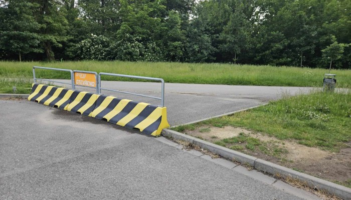 Parkoviště u arény a průchod do parku