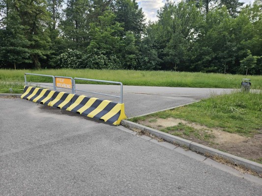 Parkoviště u arény a průchod do parku