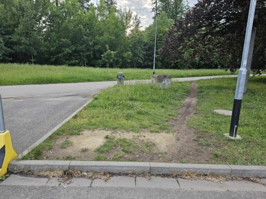 Parkoviště u arény a průchod do parku