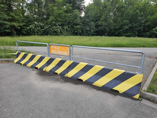 Parkoviště u arény a průchod do parku