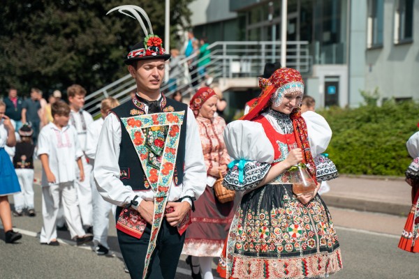 Dožínky lidé oslaví tancem a dobrým jídlem. Zahraje Olympic
