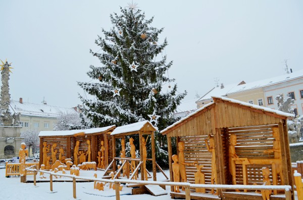 Vyřezávaný betlém na Masarykově náměstí