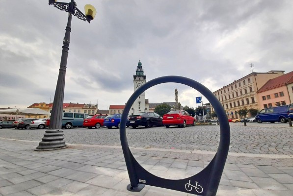 Lavičky nabízí odpočinek, stojany slouží cyklistům