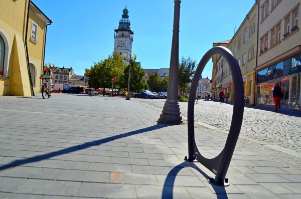 Lavičky nabízí odpočinek, stojany slouží cyklistům