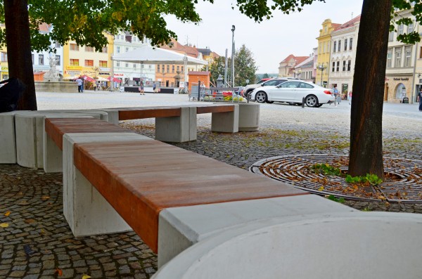 Lavičky nabízí odpočinek, stojany slouží cyklistům