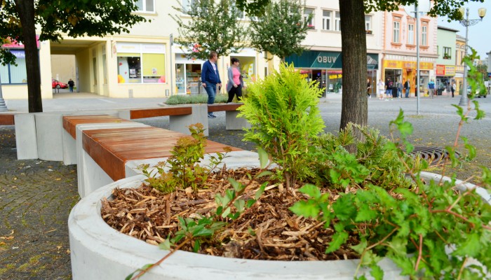 Lavičky nabízí odpočinek, stojany slouží cyklistům