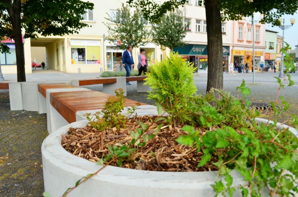 Lavičky nabízí odpočinek, stojany slouží cyklistům