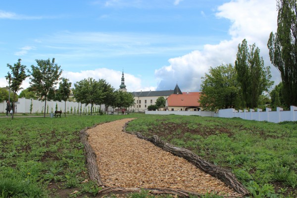 Motýlí louka zkrášlila prostor před zámeckou zahradou