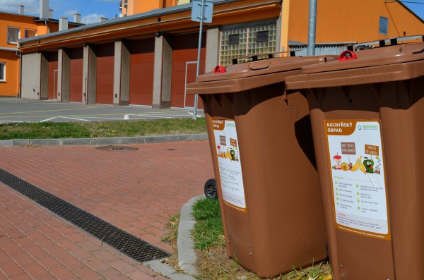 Vyškované třídí i zbytky z kuchyní