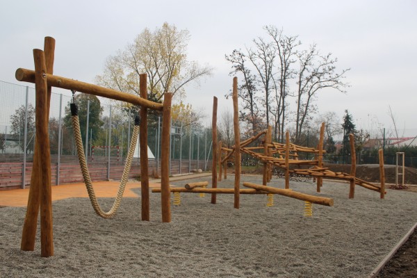 Základní škola Tyršova dál mění svůj areál, má i venkovní učebnu