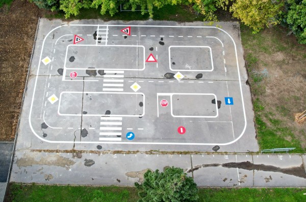 Základní škola Tyršova dál mění svůj areál, má i venkovní učebnu