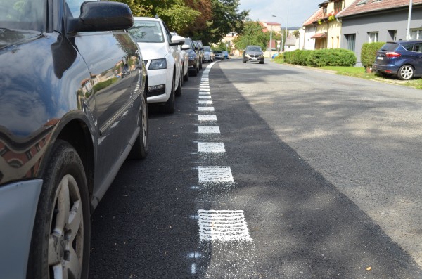 V ulici V Brňanech parkuje víc aut. A lépe se vyhnou autobusy