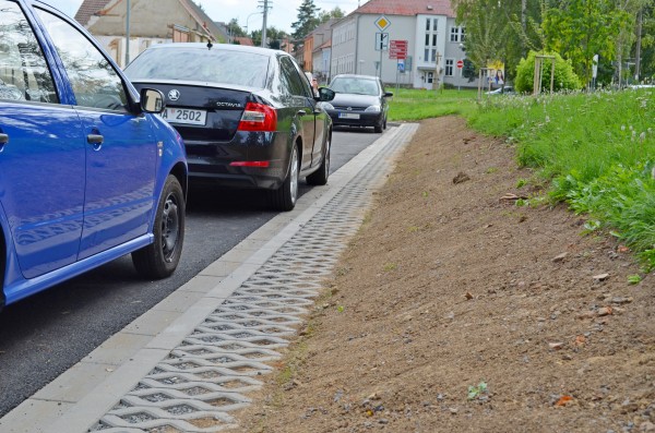 V ulici V Brňanech parkuje víc aut. A lépe se vyhnou autobusy